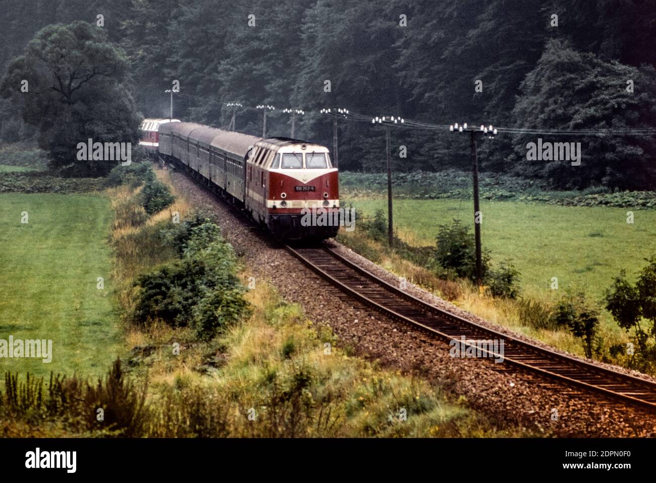Train de voyageurs d'Ilmenau à Themar avec deux locomotives diesel de classe 118 près de Manebach en septembre 1979, Thuringe, Allemagne, Europe Banque D'Images