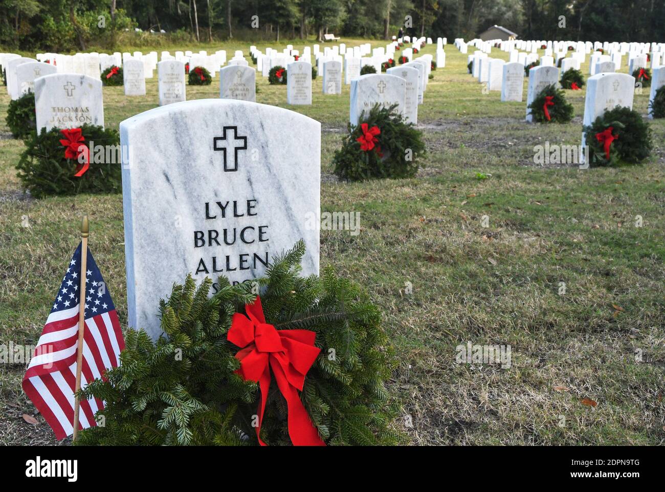 Bushnell, États-Unis. 19 décembre 2020. Des couronnes sont vues à la tête des vétérans de l'armée américaine au cimetière national de la Floride.aujourd'hui, les bénévoles ont déposé 1.7 millions de couronnes dans 2,557 endroits participants aux États-Unis pour se souvenir et honorer les vétérans morts de l'Amérique. Crédit : SOPA Images Limited/Alamy Live News Banque D'Images