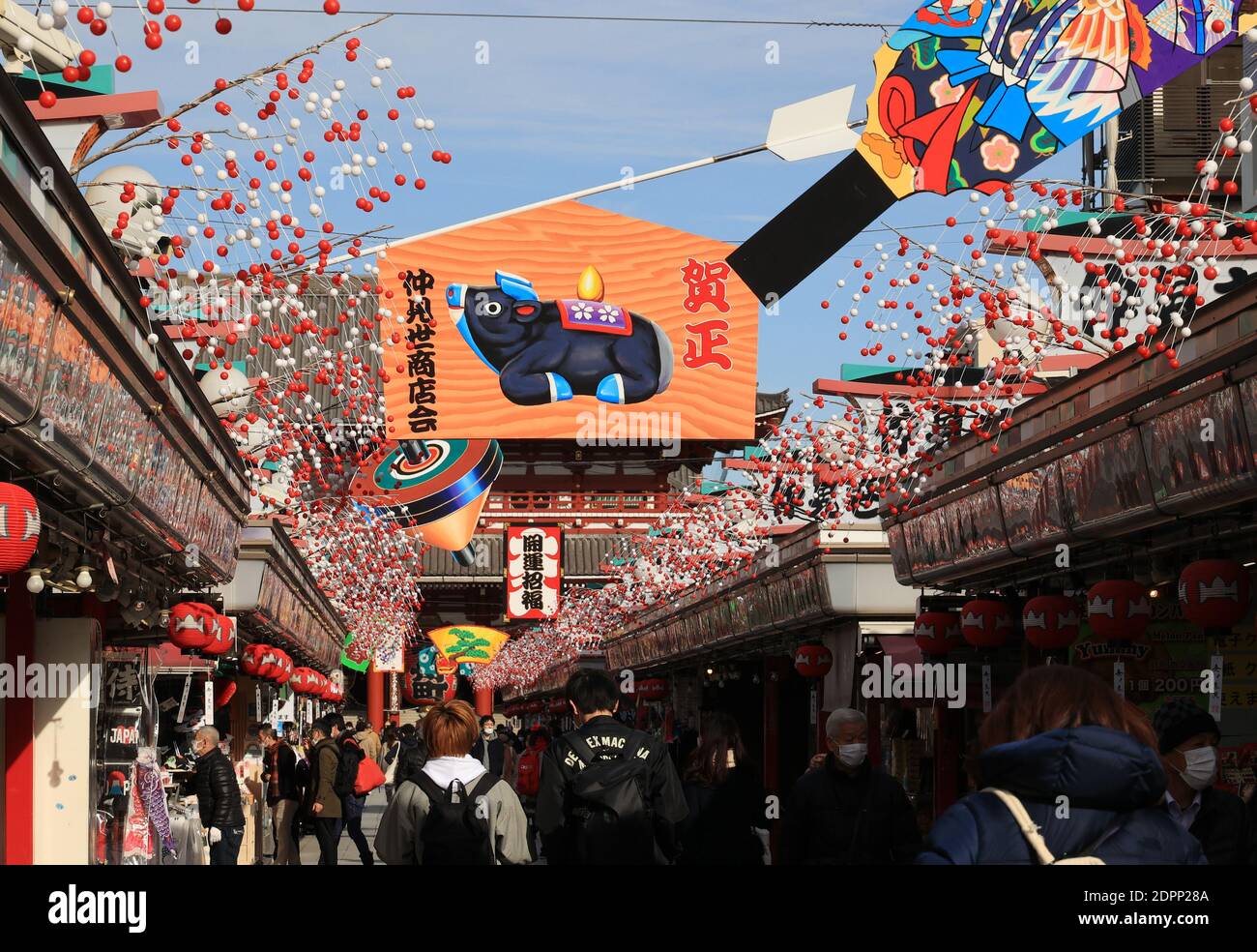 Tokyo, Japon. 19 décembre 2020. Une grande planche en bois avec une photo d'un boeuf est exposée dans la rue Asakusa Nakamise pour une approche du temple Sensoji pour célébrer l'épidémie prochaine de l'année du ox'amid du nouveau coronavirus dans le district d'Asakusa à Tokyo, le samedi 19 décembre 2020. Credit: Yoshio Tsunoda/AFLO/Alay Live News Banque D'Images