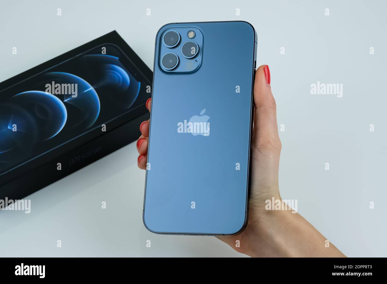 Iphone 12 Pro Max Bleu Pacifique Photo Stock Alamy Iphone 12 Pro Max Bleu Pacifique Photo Stock Alamy