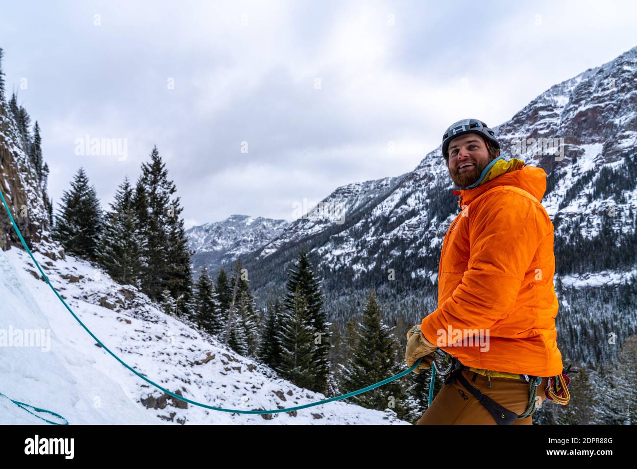 Les grimpeurs de glace profitent d'une journée à l'extérieur pour grimper sur des cascades gelées Hyalite Canyon Banque D'Images