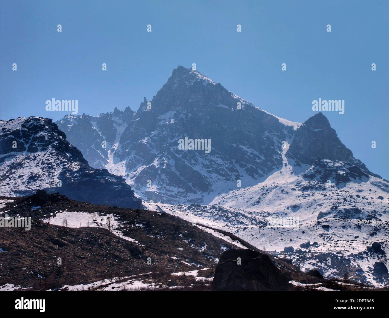 Vue panoramique des montagnes aux sommets enneigés contre Ciel Bleu clair Banque D'Images