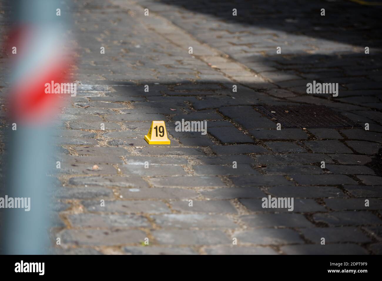 Melbourne, Australie. 19 décembre 2020. Des traces de sang ont été laissées sur une route en briques, dans une allée près de la célèbre zone de nuit.UN homme a été trouvé avec des blessures graves sur les mains et après une enquête de police, il s'est avéré qu'il s'agissait d'un « incident médical » où les blessures étaient des rapports de police auto-infligés. Crédit : SOPA Images Limited/Alamy Live News Banque D'Images