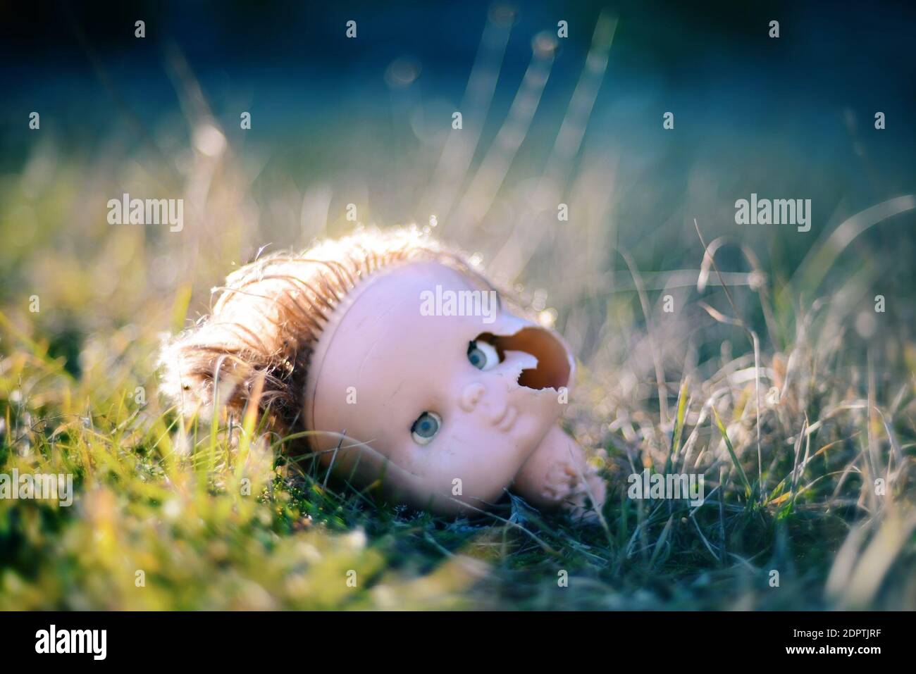 Gros plan de la poupée brisée sur l'herbe Photo Stock - Alamy