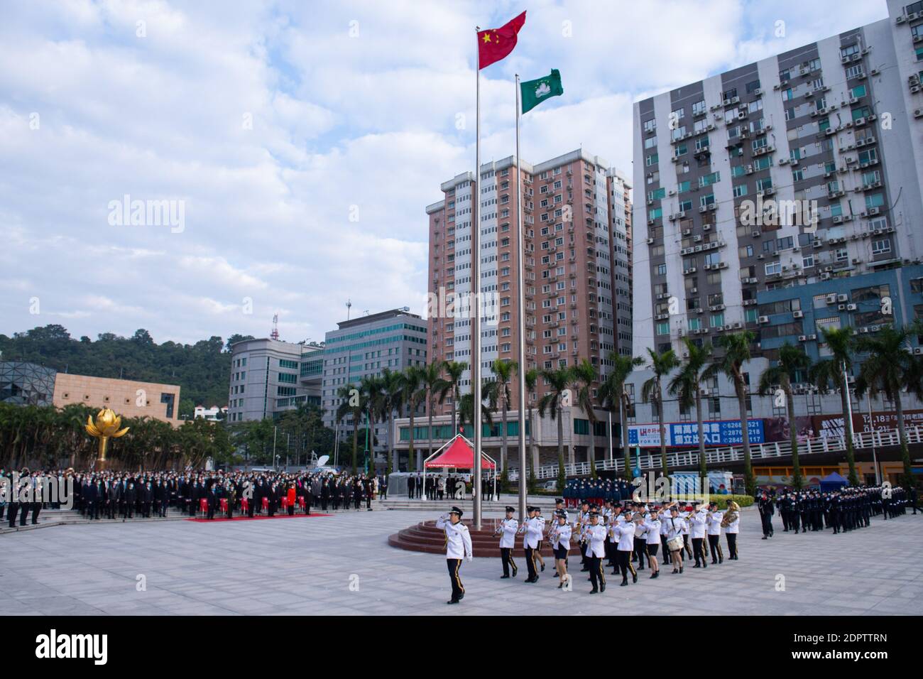 Macao, Chine. 20 décembre 2020. Une cérémonie de levée de drapeau marquant le 21e anniversaire du retour de Macao à la mère-patrie se tient sur la place du Lotus d'Or à Macao, dans le sud de la Chine, le 20 décembre 2020. Crédit: Cheong Kam Ka/Xinhua/Alay Live News Banque D'Images