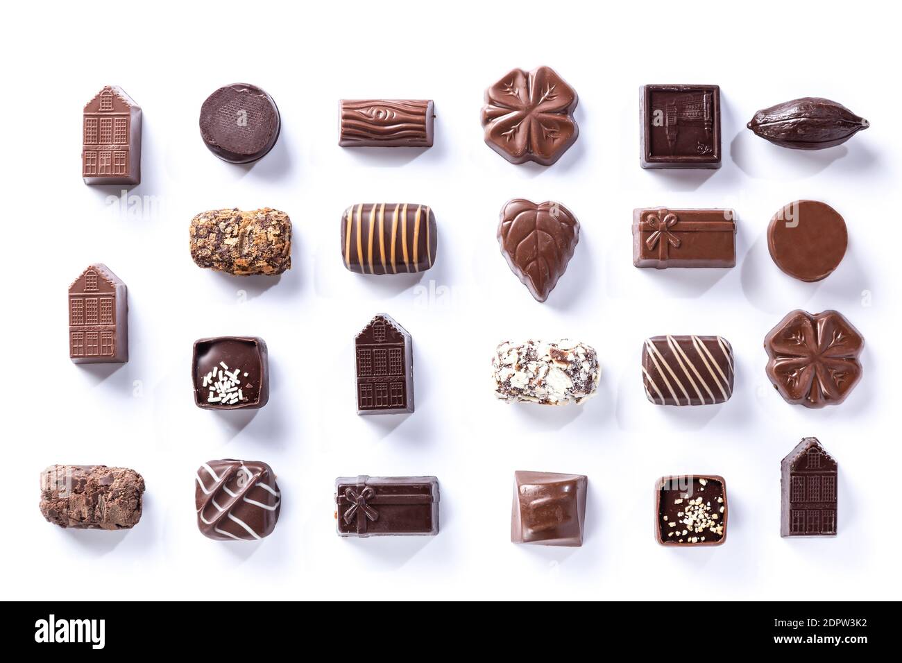 variété de pralines au chocolat, symétrique isolée sur fond blanc. concept sucré et chocolat. Banque D'Images