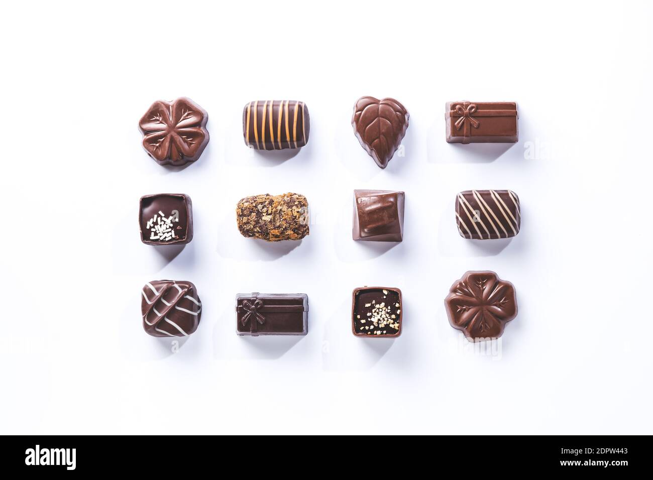 variété de pralines au chocolat, symétrique isolée sur fond blanc. concept sucré et chocolat. Banque D'Images