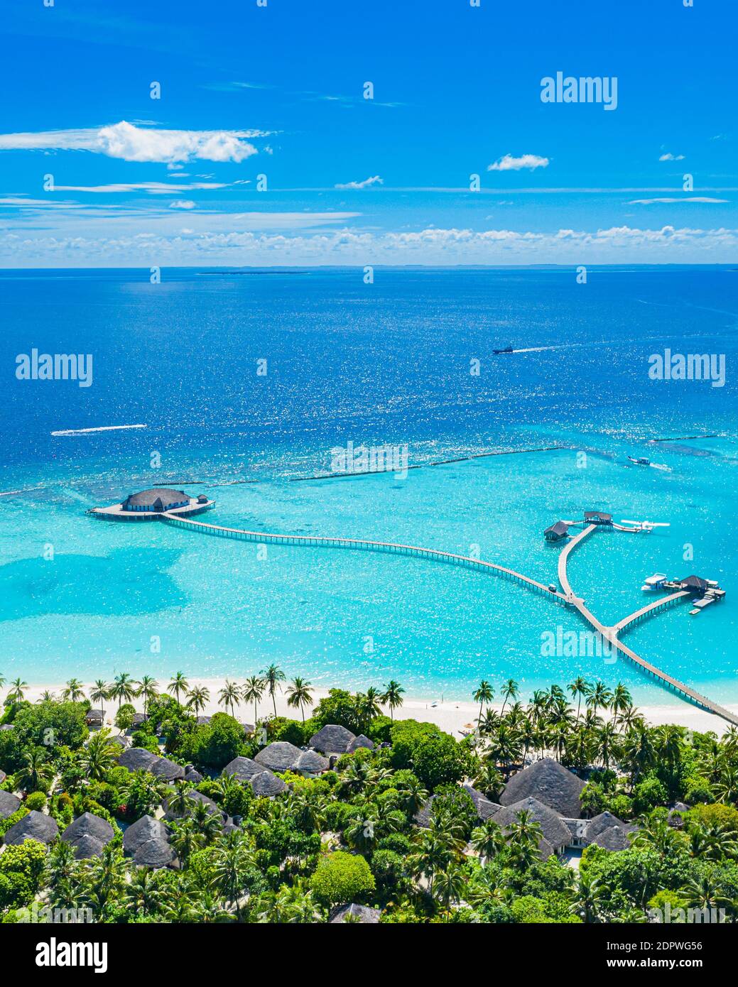 Maldives paysage paradisiaque. Paysage tropical aérien, paysage marin avec de longues villas d'eau de jetée avec mer incroyable et plage de lagon, nature tropicale. Exotique Banque D'Images