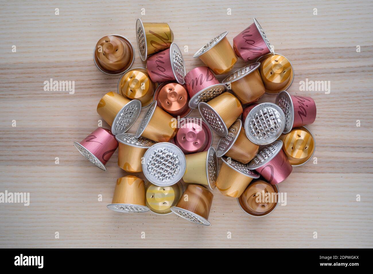 Nice, France 18.12.2020 coloré utilisé capsules de café Nespresso fond.  Gros plan avec détails. Photo de haute qualité Photo Stock - Alamy