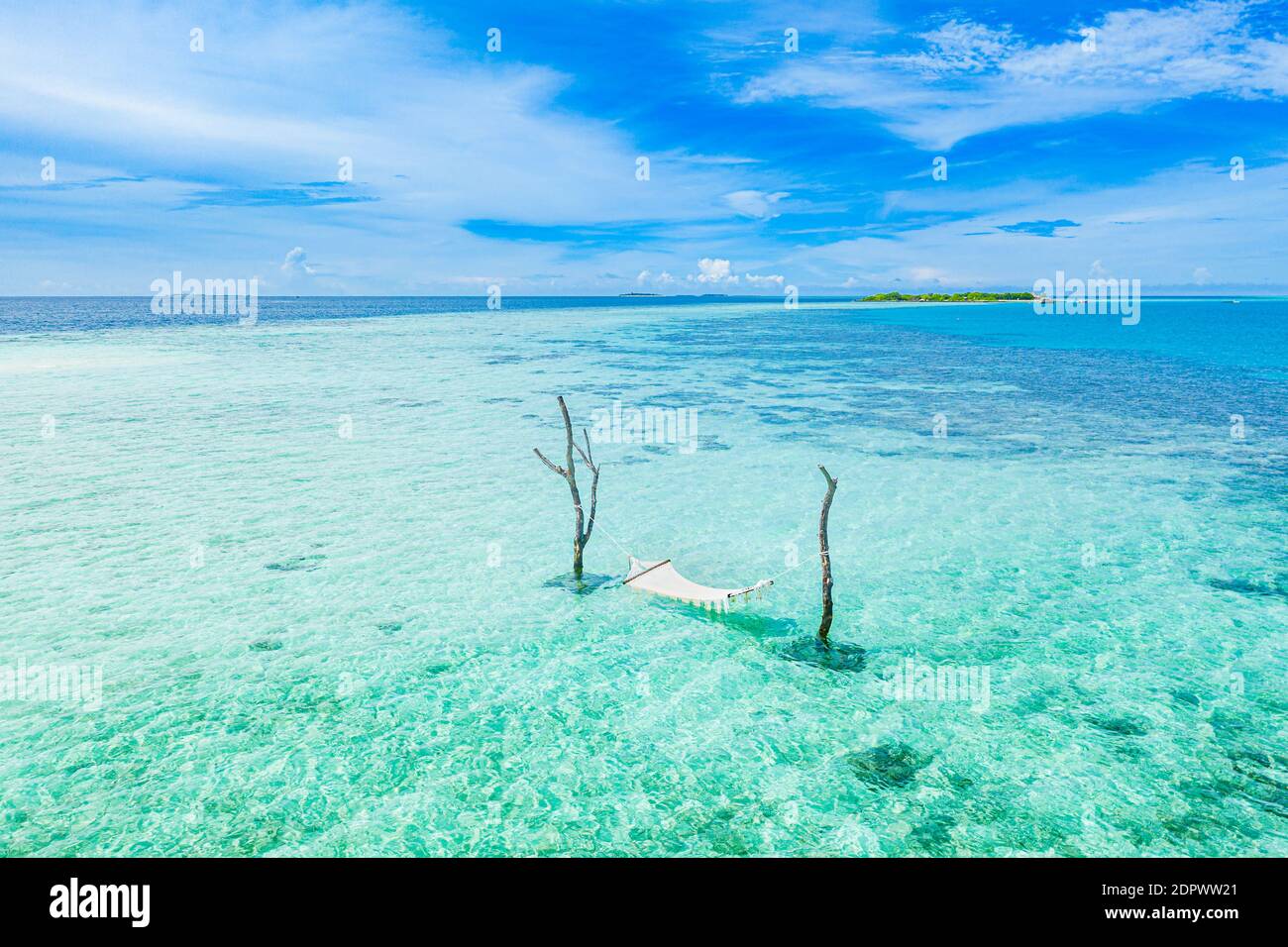 Île tropicale côte comme paysage d'été avec balançoire ou hamac et étonnante lagune de mer calme pour la bannière de plage. Des vacances merveilleuses sur la plage Banque D'Images
