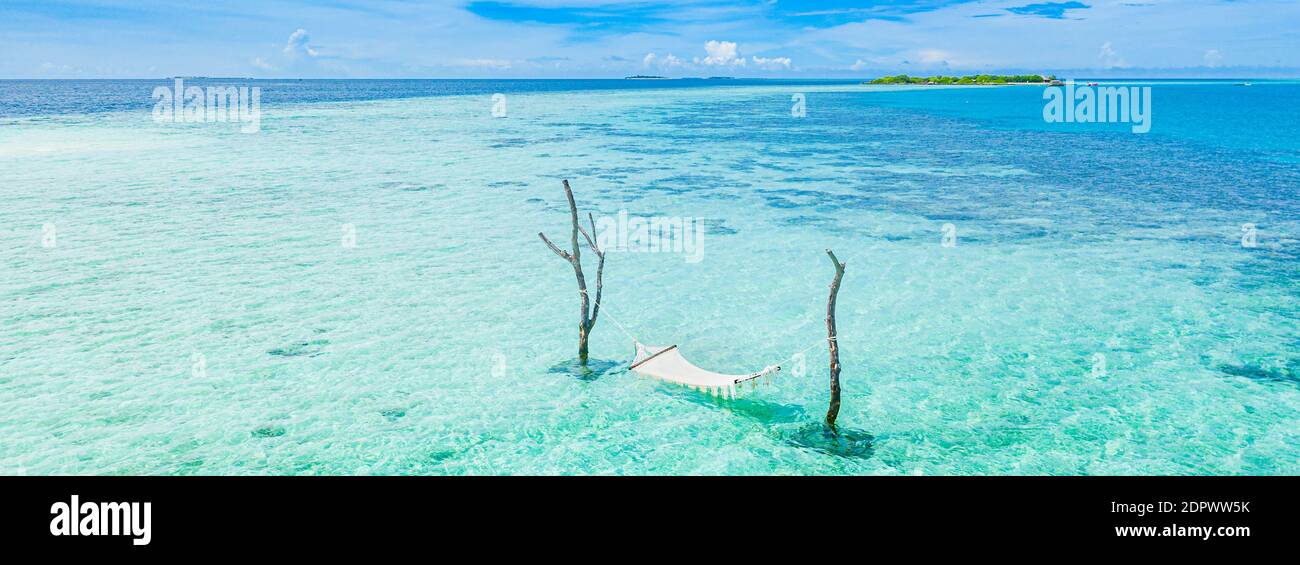 Île tropicale côte comme paysage d'été avec balançoire ou hamac et étonnante lagune de mer calme pour la bannière de plage. Des vacances merveilleuses sur la plage Banque D'Images