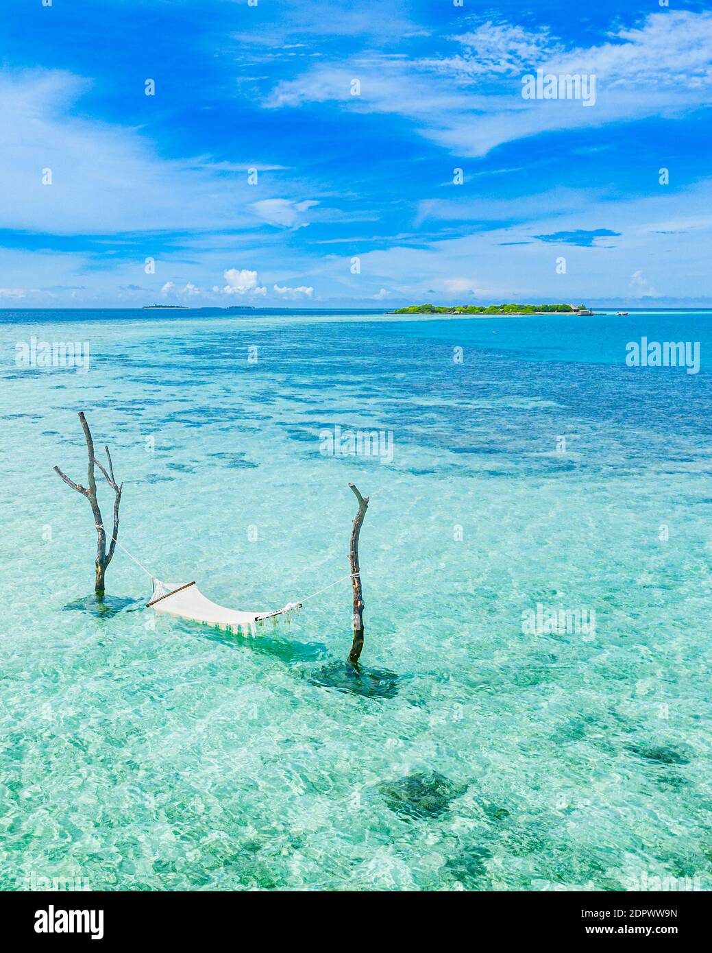 Île tropicale côte comme paysage d'été avec balançoire ou hamac et étonnante lagune de mer calme pour la bannière de plage. Des vacances merveilleuses sur la plage Banque D'Images