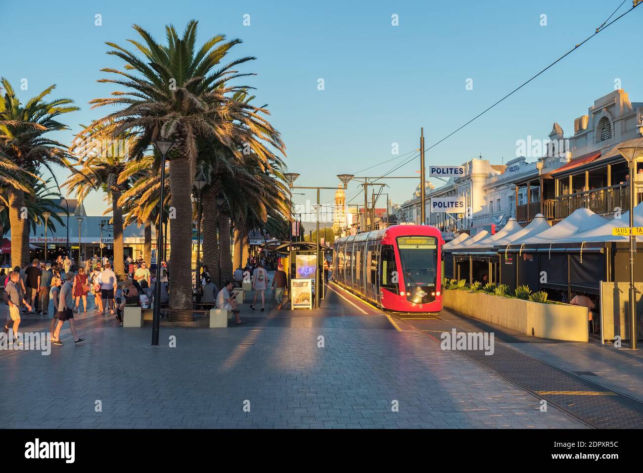 Adélaïde, Australie méridionale - 18 mars 2017 : le tramway d'Adélaïde s'arrête à Moseley Square à Glenelg au coucher du soleil Banque D'Images