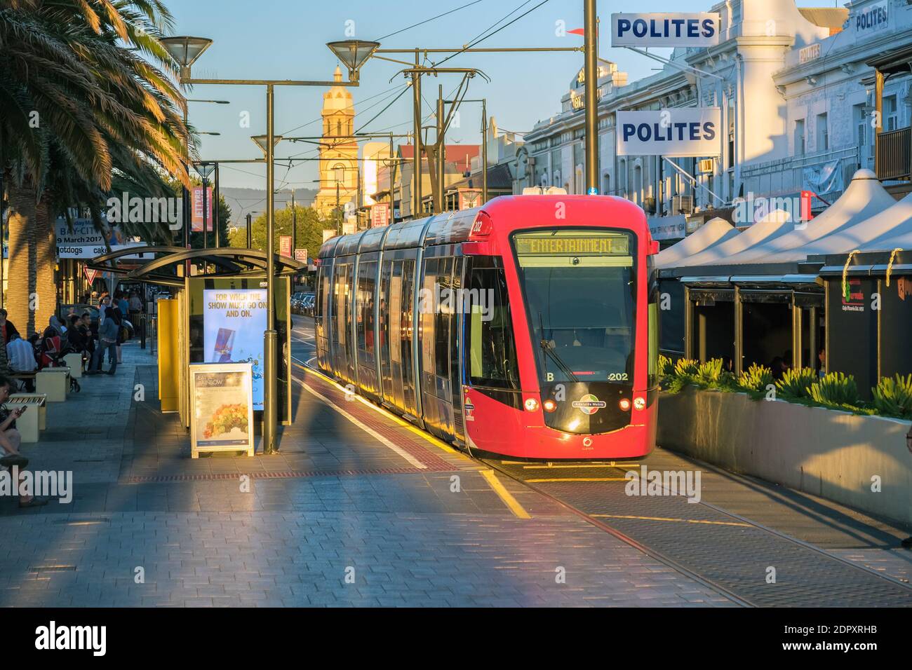 Adélaïde, Australie méridionale - 18 mars 2017 : le tramway d'Adélaïde s'arrête à Moseley Square à Glenelg au coucher du soleil Banque D'Images