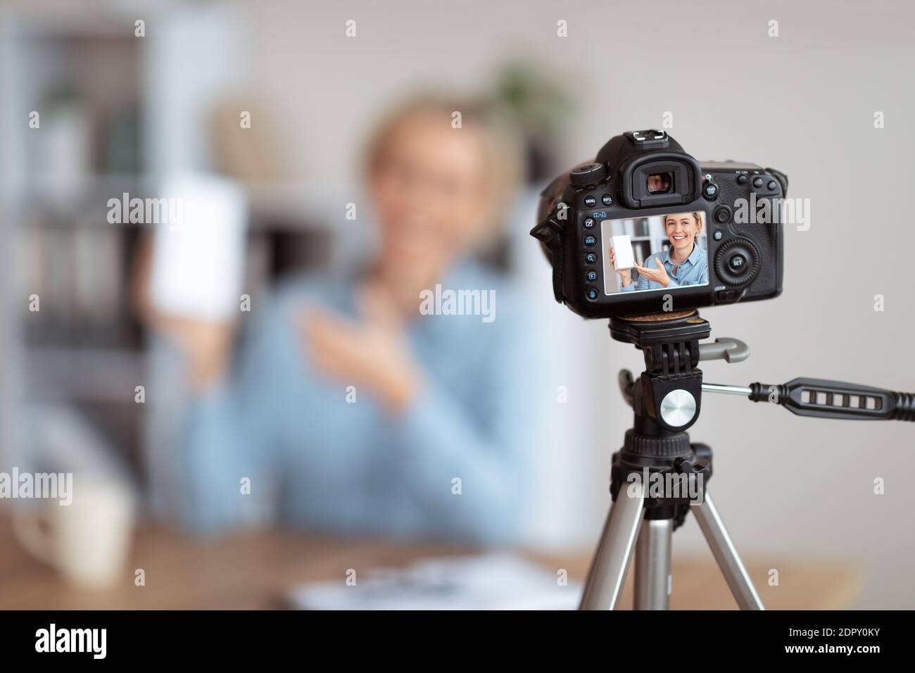 Femme vlogger faire la vidéo de revue de nouveau gadget, foyer sélectif de la caméra avec l'enregistrement à l'écran, l'espace de copie Banque D'Images