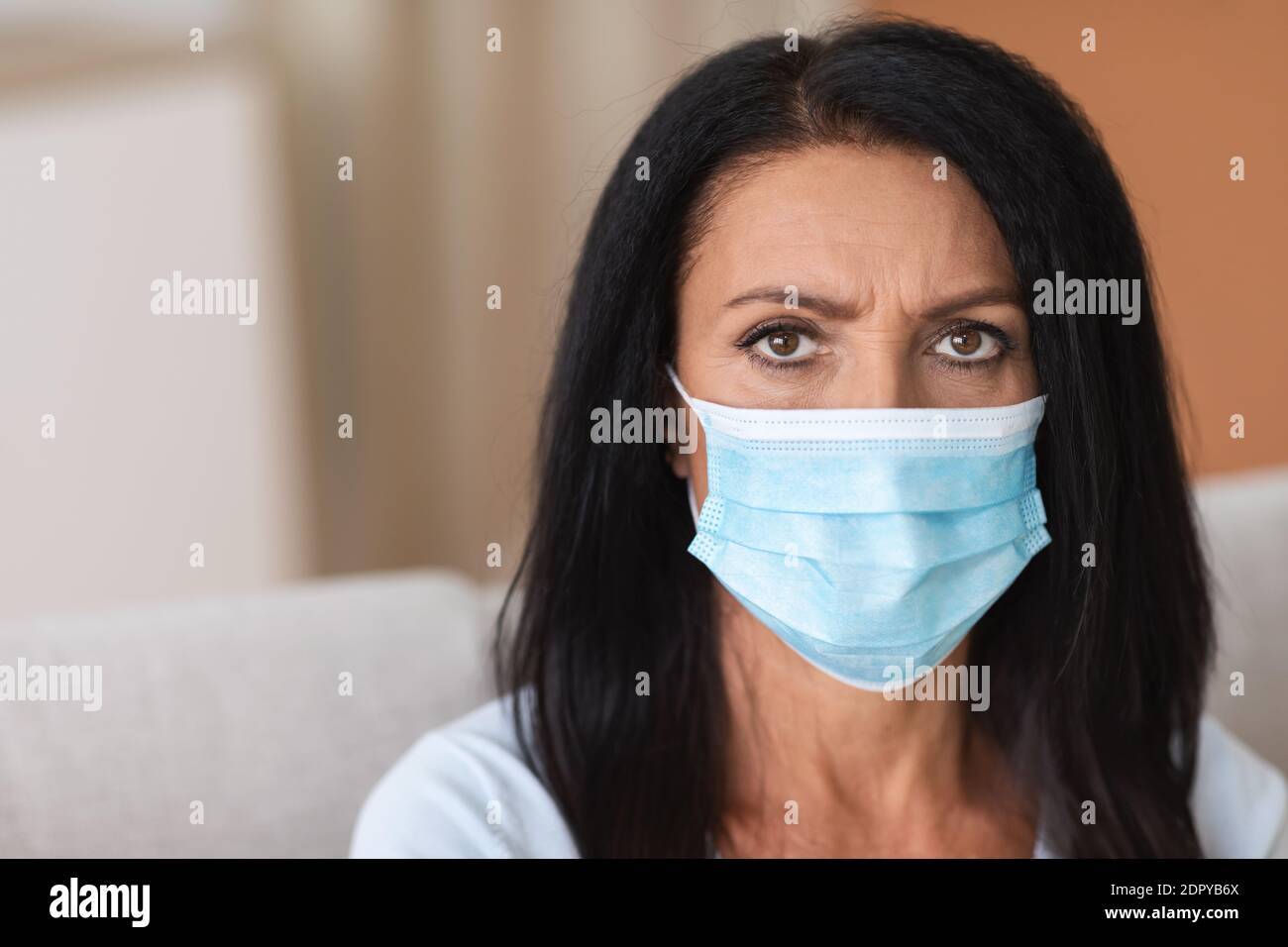 Portrait d'une femme sérieuse portant un masque pour prévenir l'infection Banque D'Images