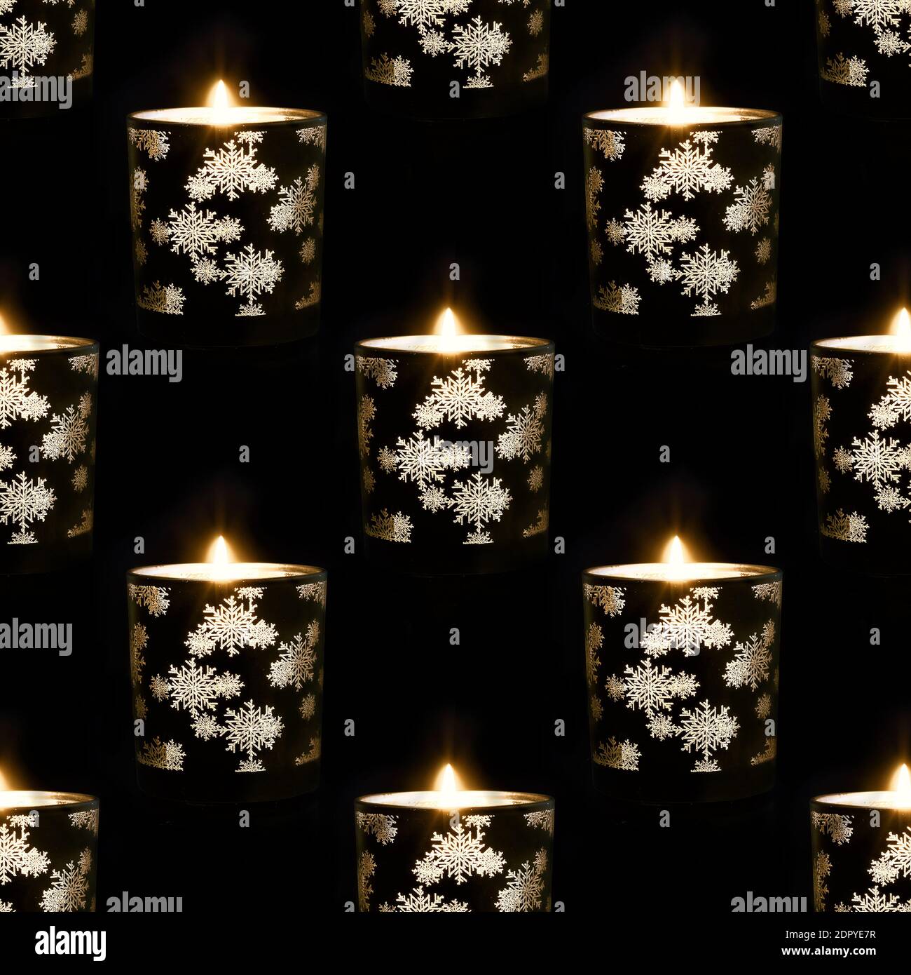 Fond transparent avec bougies de Noël allumées sur fond noir Banque D'Images