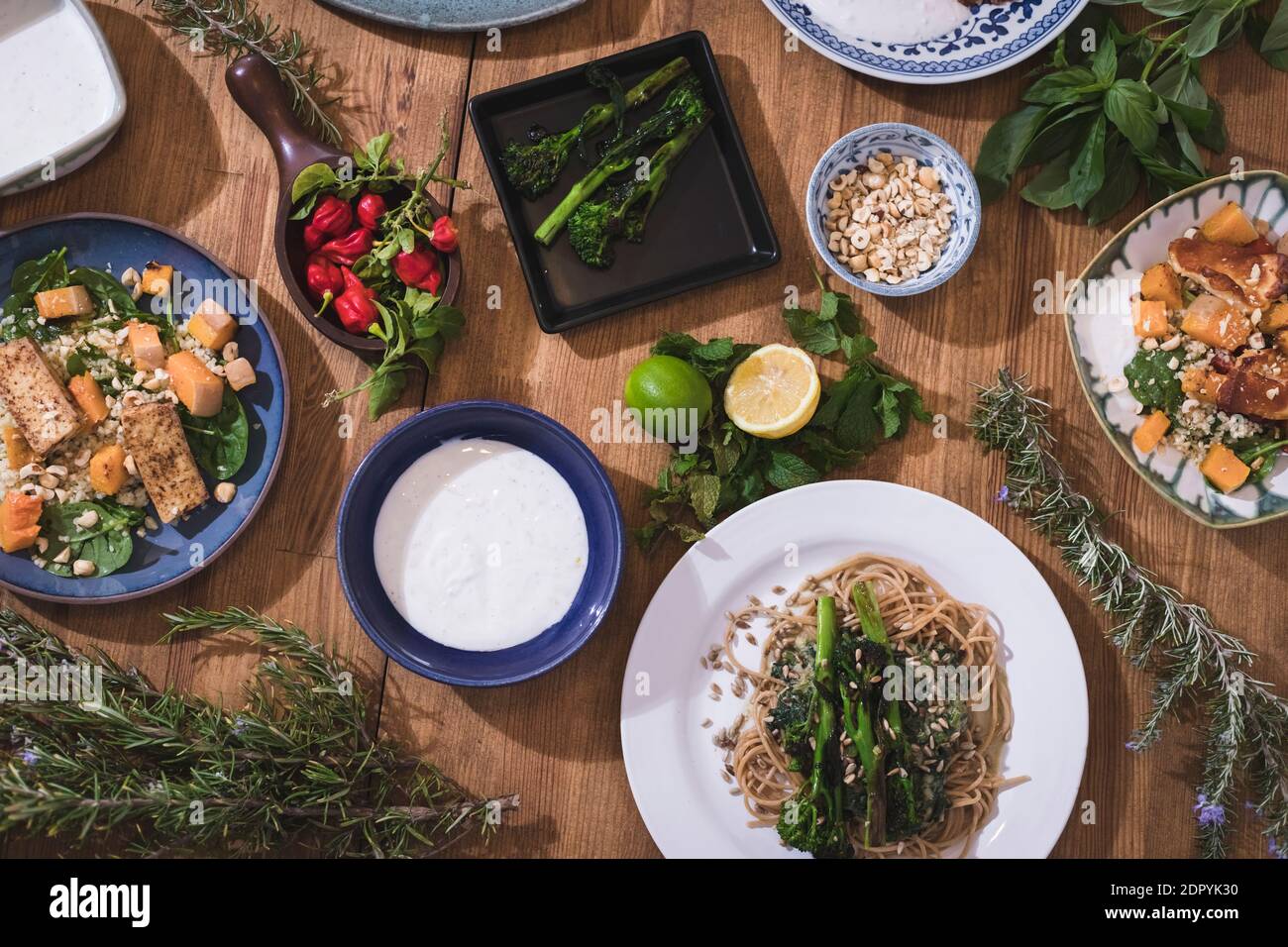 Légumes grillés et plats sains sur une table en bois de fantaisie. Plats méditerranéens avec asperges, tofu, seitan et fromage Halloumi. Gluten Banque D'Images