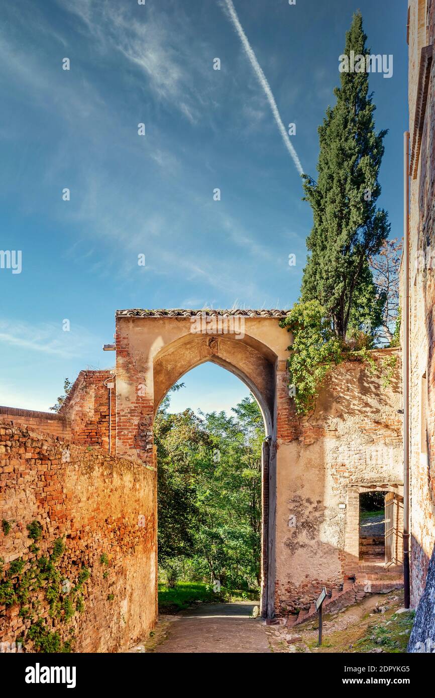 L'ancienne Porta Alberti avec arche gothique à l'entrée du centre historique de Certaldo Alto, Italie Banque D'Images
