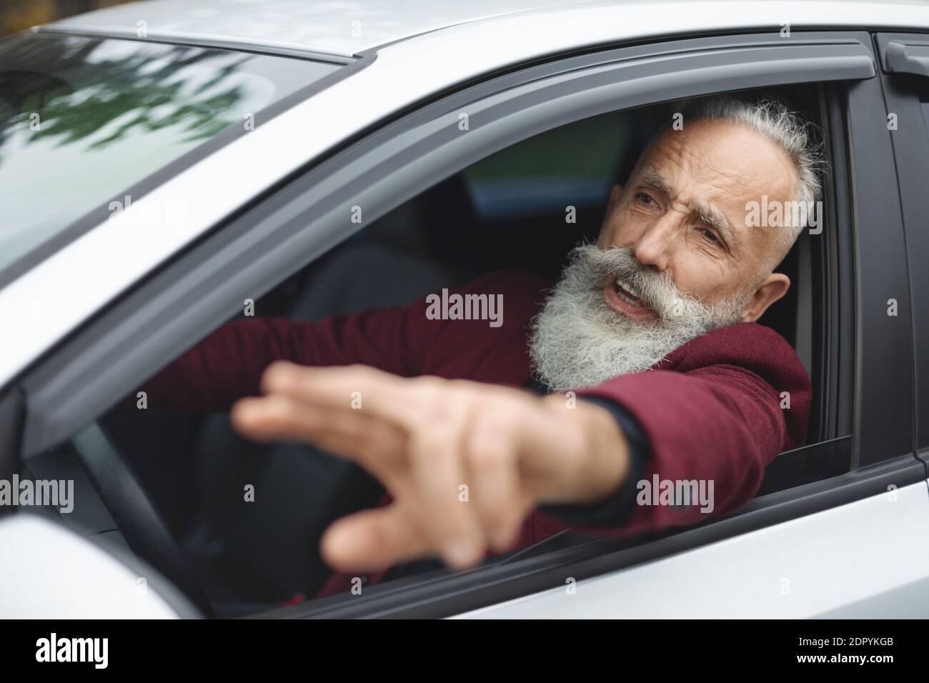 Homme nerveux conducteur combattant sur la route, coincé dans la circulation Banque D'Images