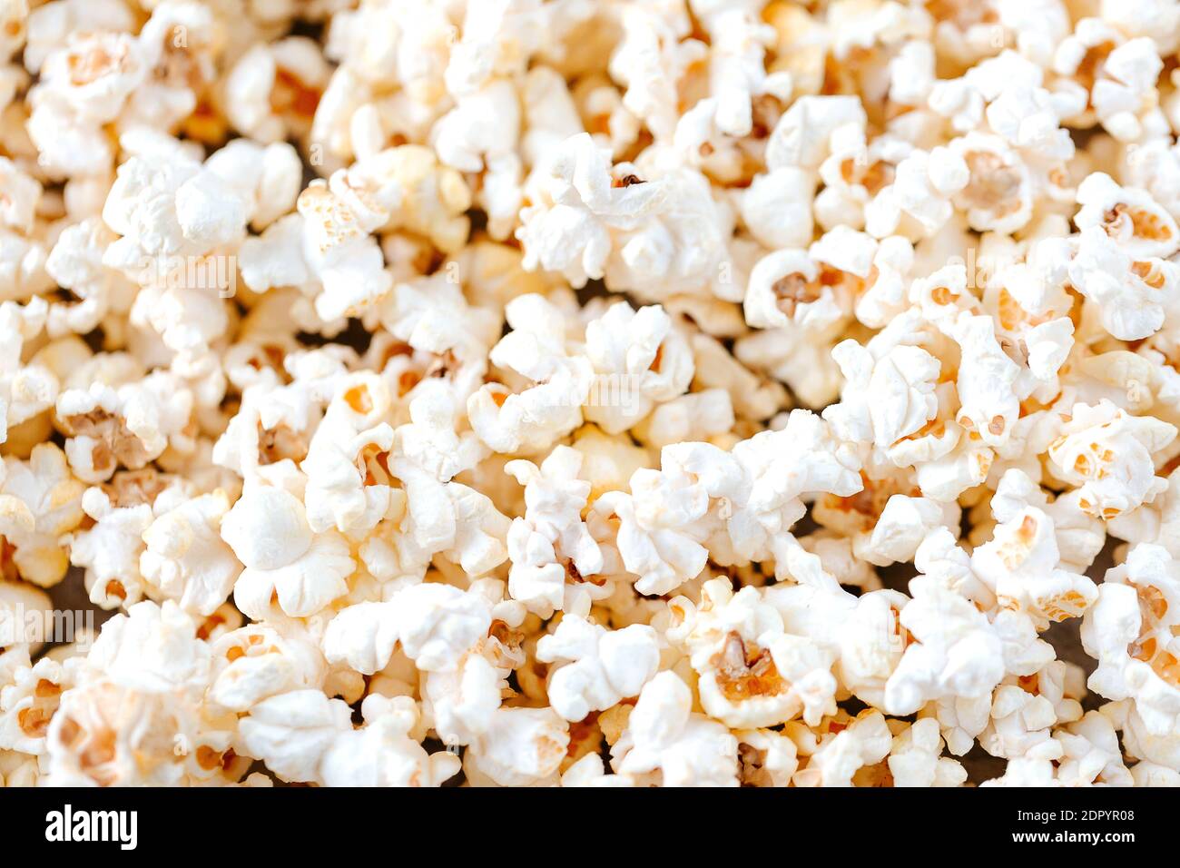 plein de pop-corn salé sur la table. Mise au point sélective. Pose à plat. Concept de détente et de repos. Orientation horizontale. Banque D'Images