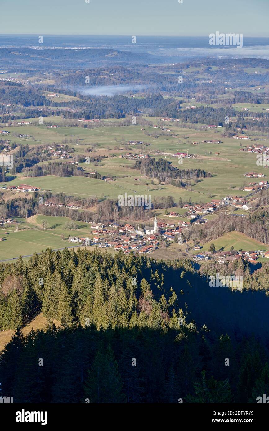 Vue sur Elbach, Miesbach depuis le sommet d'une montagne Banque D'Images