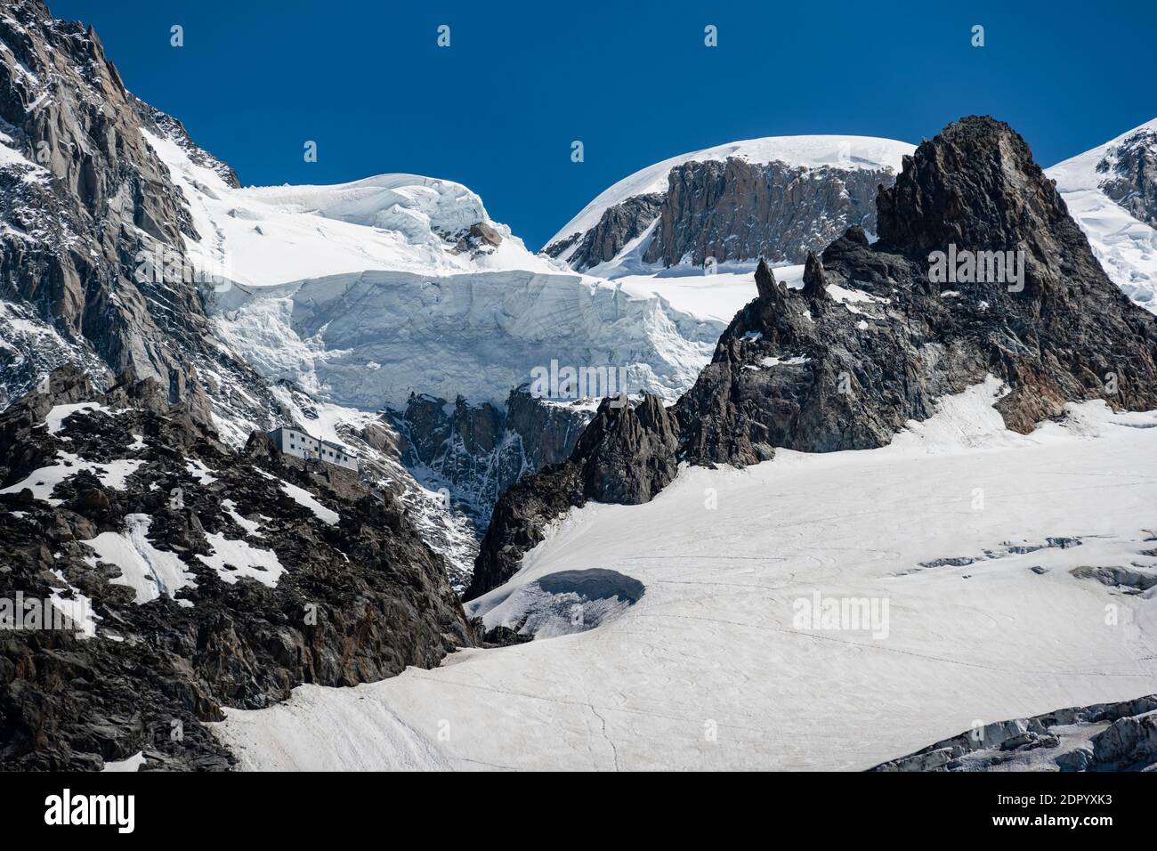 Paysage de haute montagne, refuge des Grands Mulets, cabane de montagne au-dessus de la Jonction, langue du glacier, glacier des Bossons, derrière le Mont blanc Banque D'Images
