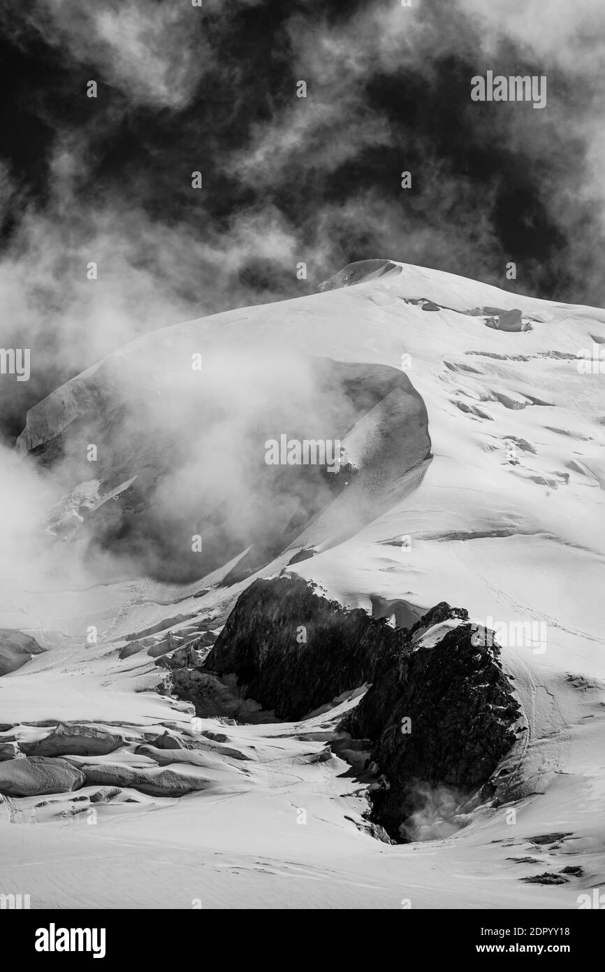 Noir et blanc, paysage de haute montagne alpine, sommet du Dôme du Gouter avec glacier, Chamonix, haute-Savoie, France Banque D'Images