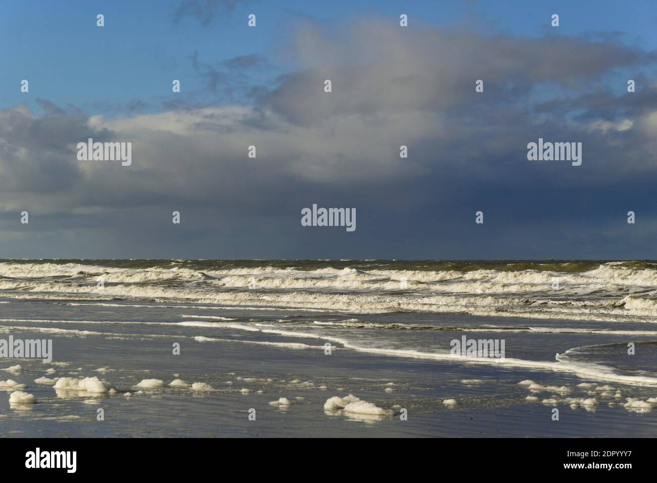 Vagues sur une plage de sable, ciel avec des cumulus peu mobiles au-dessus de la mer du Nord, Norderney, îles de la Frise orientale, Basse-Saxe, Allemagne Banque D'Images