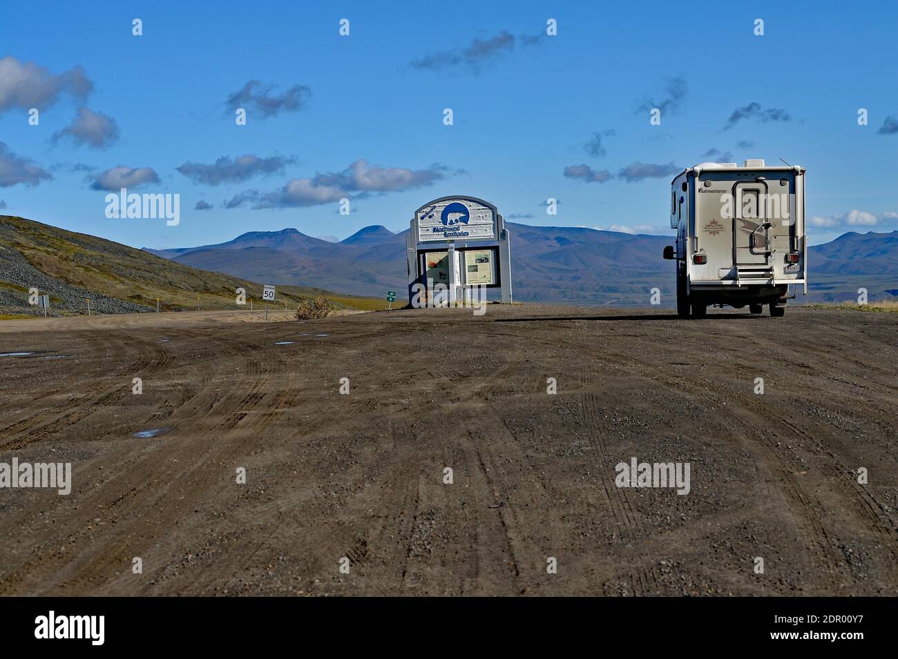 Motorhome, Wright Pass, frontière du Yukon et des Territoires du Nord-Ouest, Canada Banque D'Images