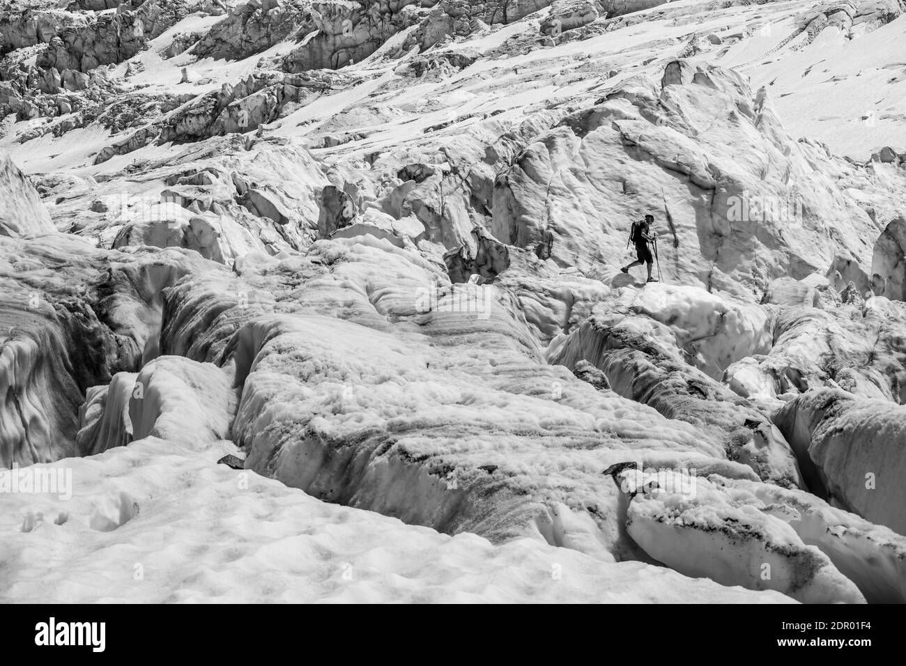 Grimpeur marchant sur un glacier en rade, glace de glacier avec des crevasses, langue de glacier, Glacier des Bossons, la Jonction, Chamonix, haute-Savoie, France Banque D'Images