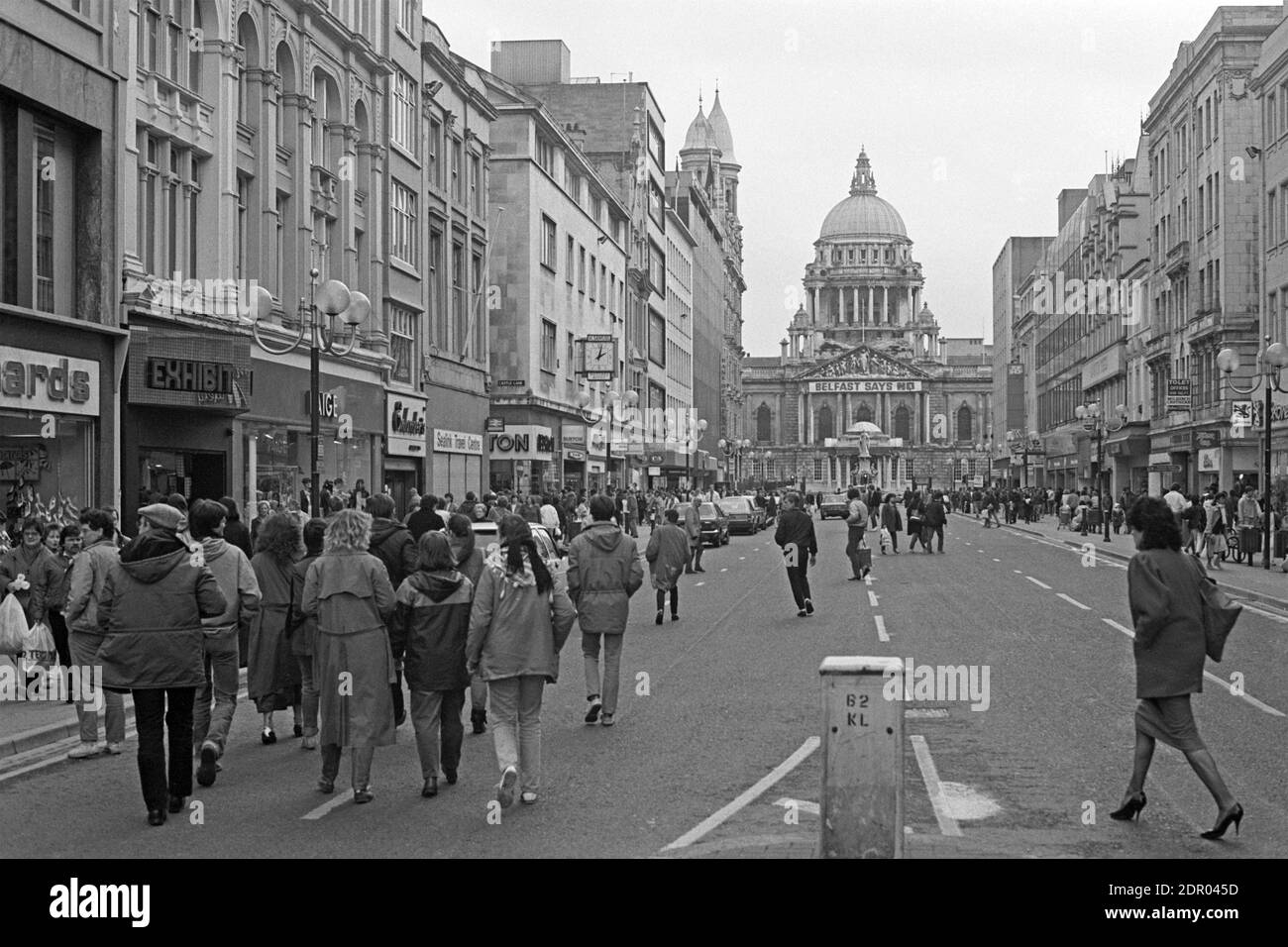 Scène de rue, hôtel de ville avec bannière Belfast dit NON, photo historique, avril 1986, Belfast, Irlande du Nord Banque D'Images