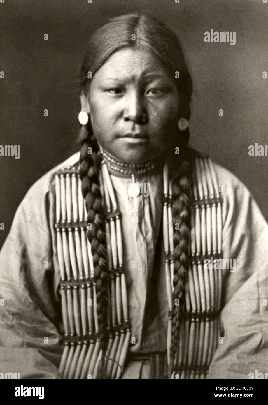 Photographie vintage intitulée Mädchen der Cheyenne par Edward Curtis, 1911. Femme américaine indigène avec ses cheveux tressés et en costume traditionnel. Banque D'Images