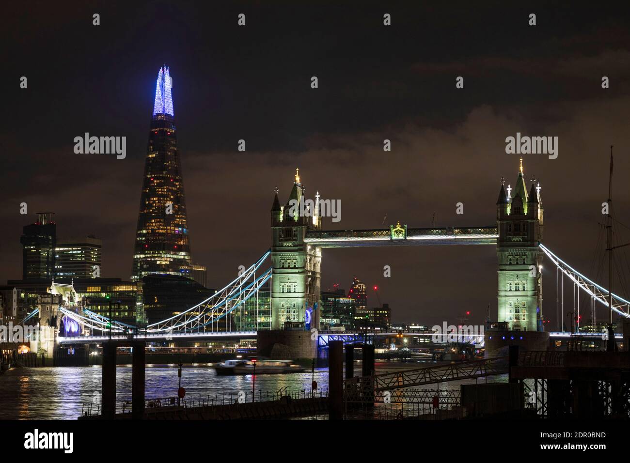 Le Shard avec des lumières spéciales éclairant les gratte-ciel de Londres et le Tower Bridge. Banque D'Images