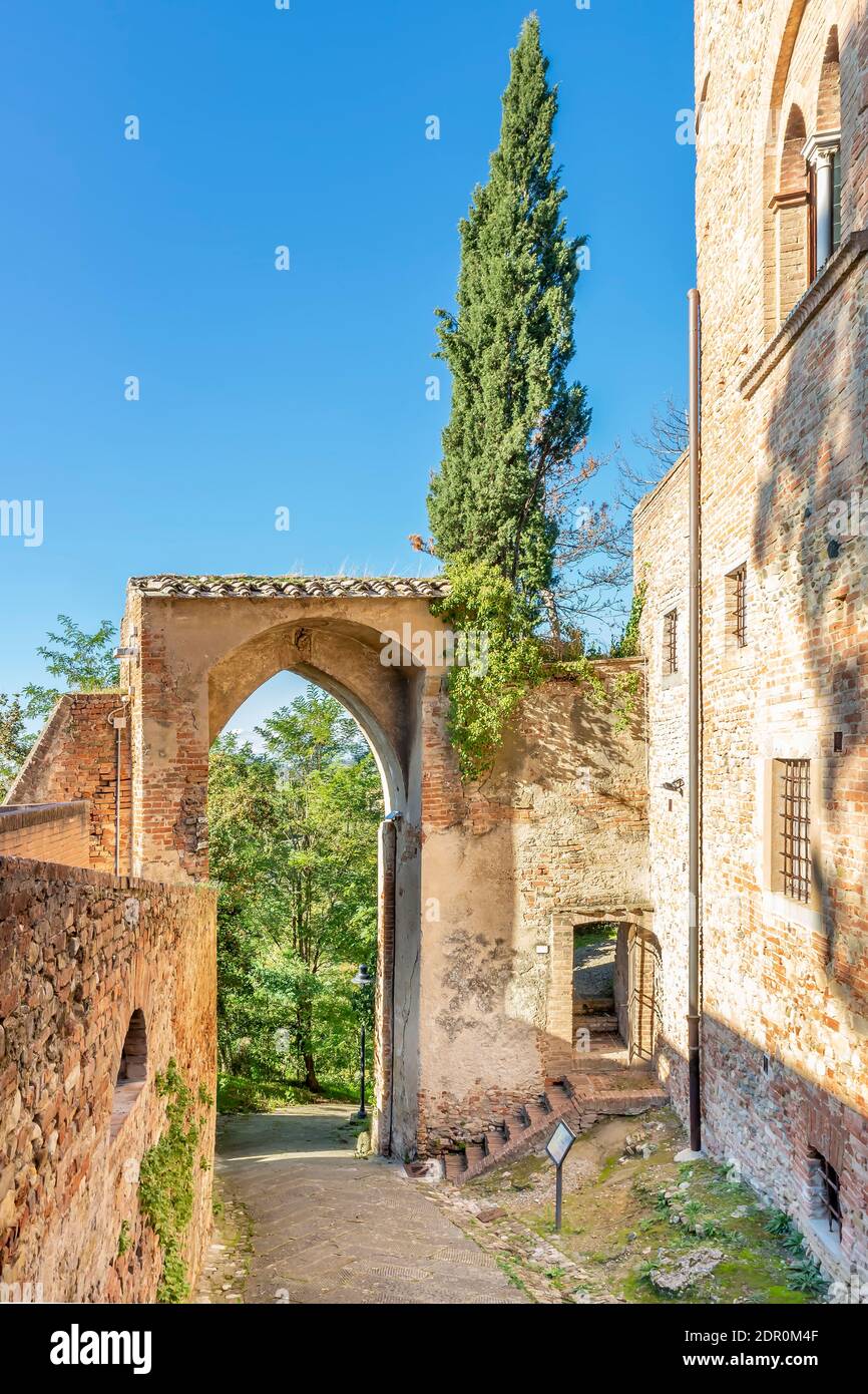 L'ancienne Porta Alberti avec arche gothique à l'entrée du centre historique de Certaldo Alto, Italie Banque D'Images