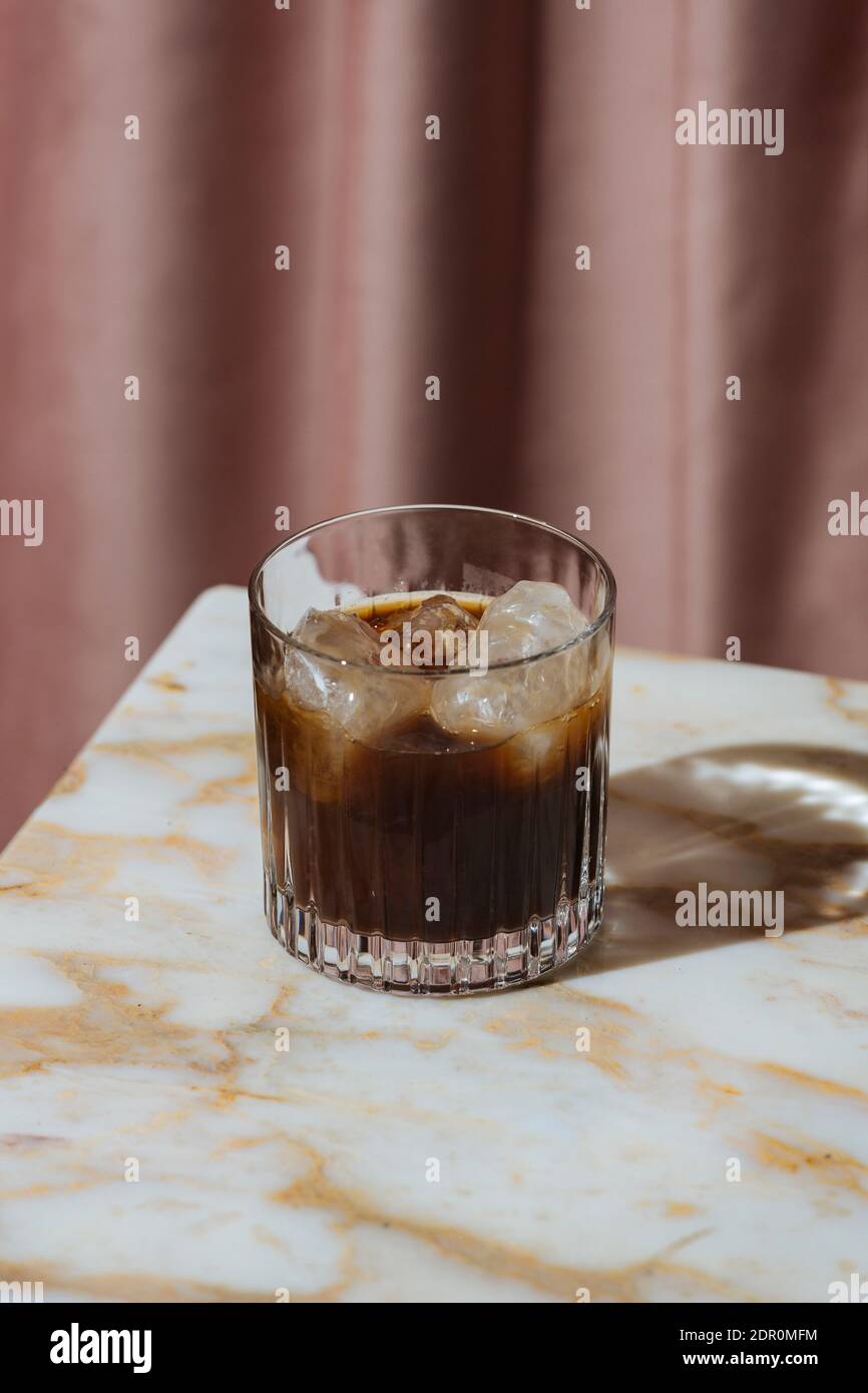Black Russian, un simple cocktail en deux parties combinant la vodka et le Kahlúa, une liqueur de café faite avec du rhum, du sucre et du café arabica. C'est moins kno Banque D'Images
