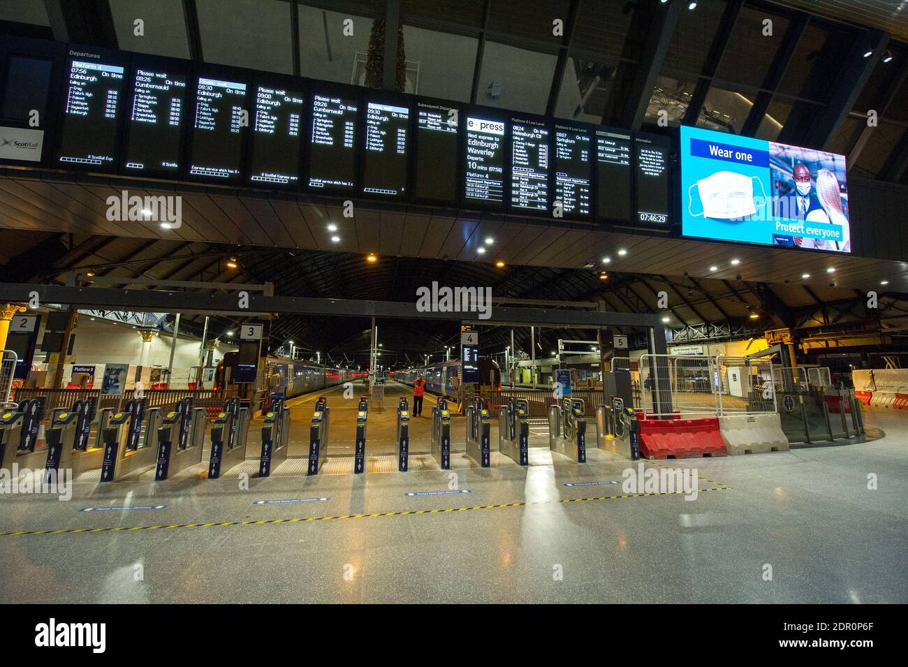 Glasgow, Écosse, Royaume-Uni. 20 décembre 2020. Photo : gare Queen Street de Glasgow. Pris le dernier dimanche avant Noël, une scène qui serait normalement occupé avec des acheteurs qui se sont emparés dans la station, a été à nouveau marqué par COVID19 lockdown et la nuit dernière, l'annonce qu'il y a un autre verrouillage pour commencer ce lendemain de Noël pendant 3 semaines. Crédit : Colin Fisher/Alay Live News Banque D'Images