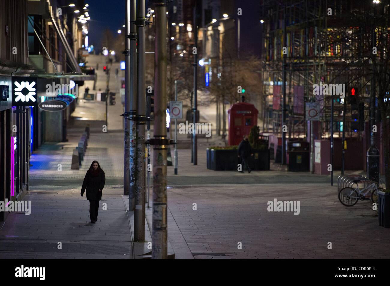 Glasgow, Écosse, Royaume-Uni. 20 décembre 2020. Photo : rue Sauchiehall - vue sur les galeries Buchanan au sommet de la colline. Pris le dernier dimanche avant Noël, une scène qui serait normalement occupé avec des acheteurs qui empaqueraient la rue pour obtenir des achats de Noël de dernière minute, A été de nouveau marqué par COVID19 lockdown et la nuit dernière, la nouvelle qu'il ya un autre verrouillage pour commencer ce lendemain de Noël pendant 3 semaines. Crédit : Colin Fisher/Alay Live News Banque D'Images