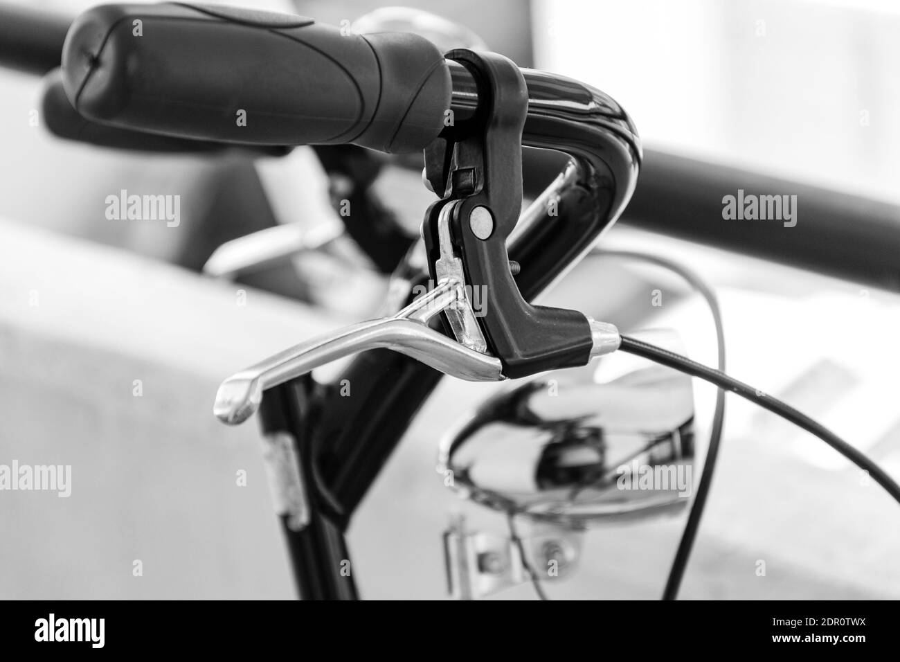 Prise de vue en niveaux de gris du guidon de vélo Banque D'Images