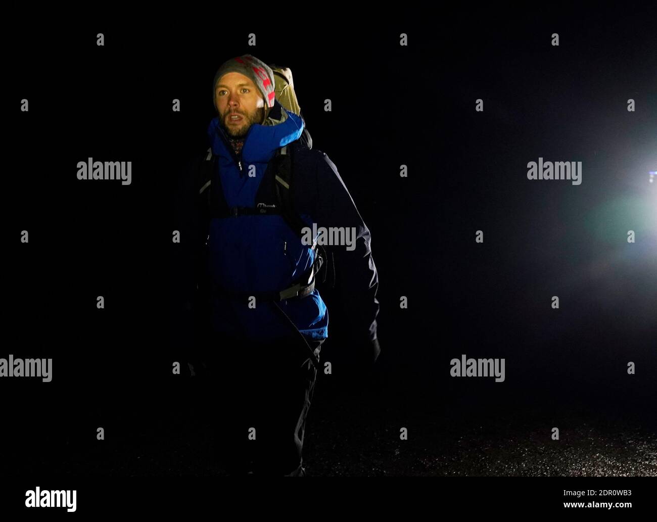 Un photographe primé a lutté contre la pluie verglaçante et les vents de 60 km/h pour atteindre le pic le plus élevé de l'Angleterre six fois en 24 heures, afin de donner à un bébé gravement malade une chance d'une vie plus longue. Joe Giddens, 33 ans, a choisi certains des pires conditions météorologiques de l'hiver jusqu'à présent pour tenter de relever un défi épique sur le Pike de Scafell de 978 m (3 209 pi) pour aider Marley Powell, âgé de sept mois, qui souffre d'un rare trouble génétique. Banque D'Images