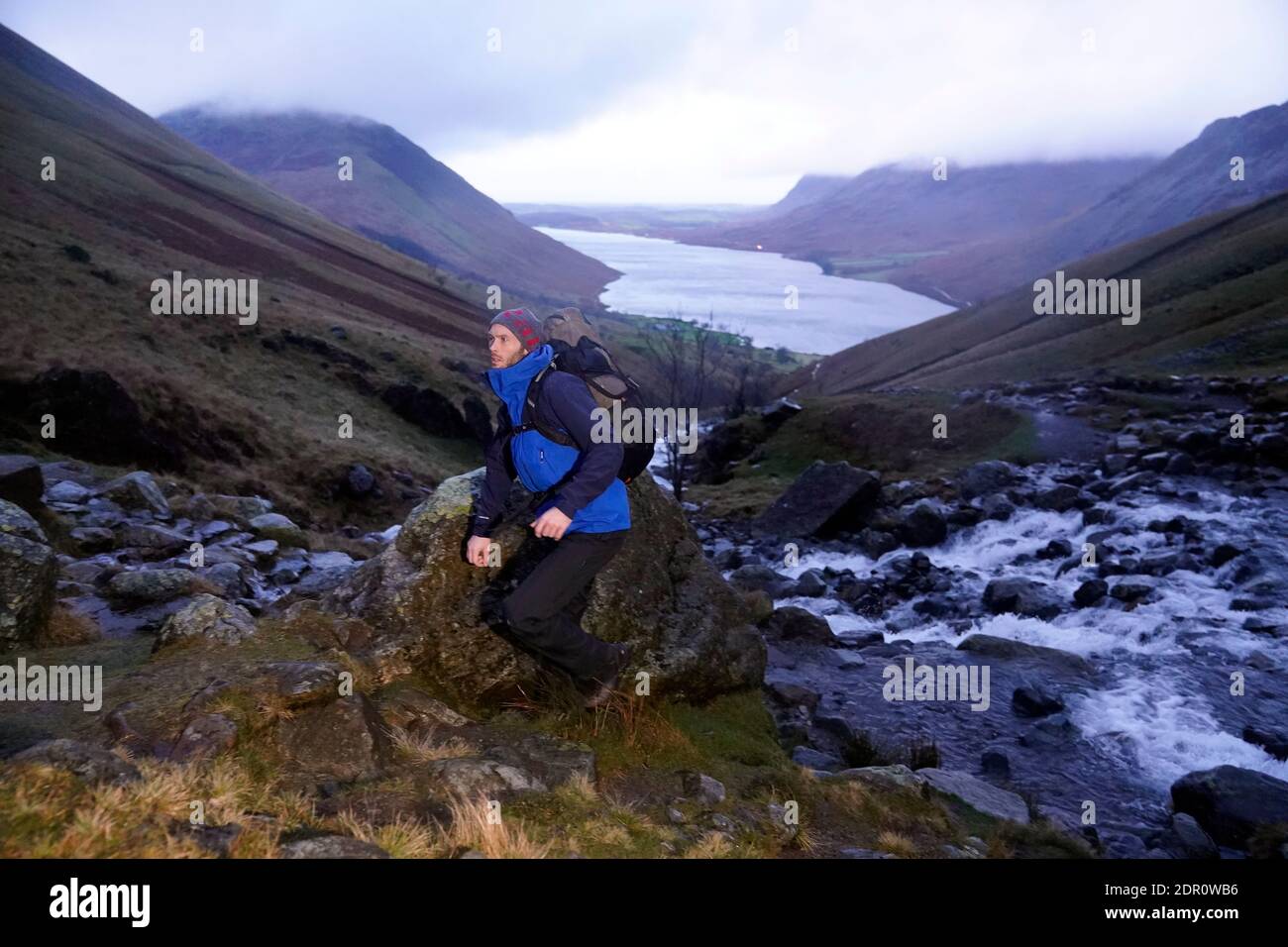 Un photographe primé a lutté contre la pluie verglaçante et les vents de 60 km/h pour atteindre le pic le plus élevé de l'Angleterre six fois en 24 heures, afin de donner à un bébé gravement malade une chance d'une vie plus longue. Joe Giddens, 33 ans, a choisi certains des pires conditions météorologiques de l'hiver jusqu'à présent pour tenter de relever un défi épique sur le Pike de Scafell de 978 m (3 209 pi) pour aider Marley Powell, âgé de sept mois, qui souffre d'un rare trouble génétique. Banque D'Images