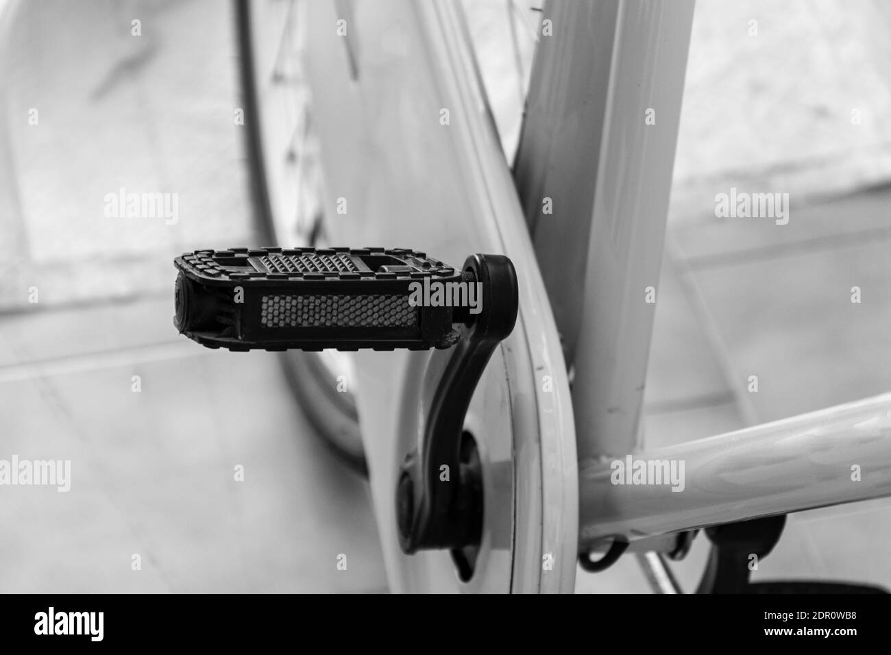 Une photo en niveaux de gris de la pédale de vélo Banque D'Images