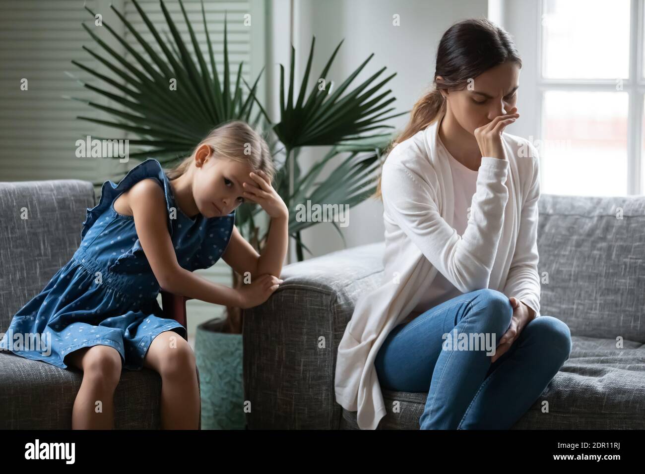 Mère bouleversée et petite fille ignorant l'une l'autre, conflit familial Banque D'Images