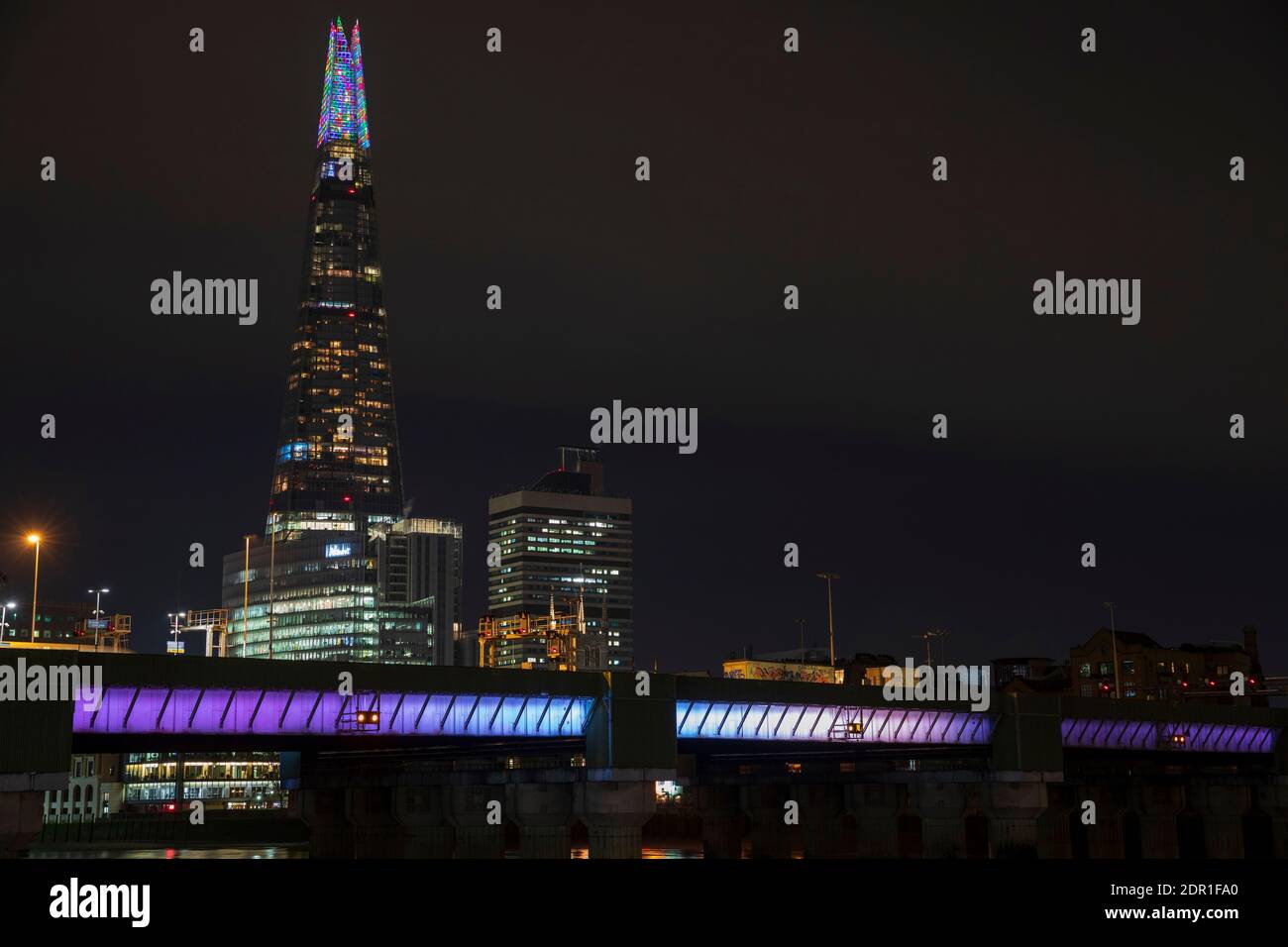 Exposition Shard Lights 2020 et Canon Street Railway Bridge, Londres, Angleterre. Banque D'Images