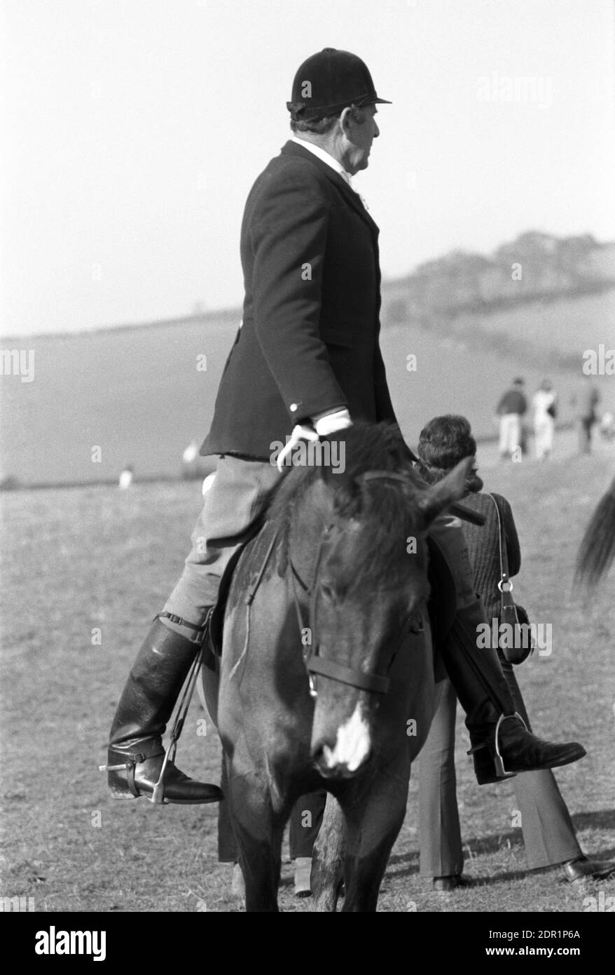 Royaume-Uni, Angleterre, Devonshire, Buckfastleigh, 1972. Des courses point à point ont eu lieu à Dean court sur les Dean Marshes, près de l'A38 entre Plymouth et Exeter. Un membre de la chasse locale à cheval. Banque D'Images