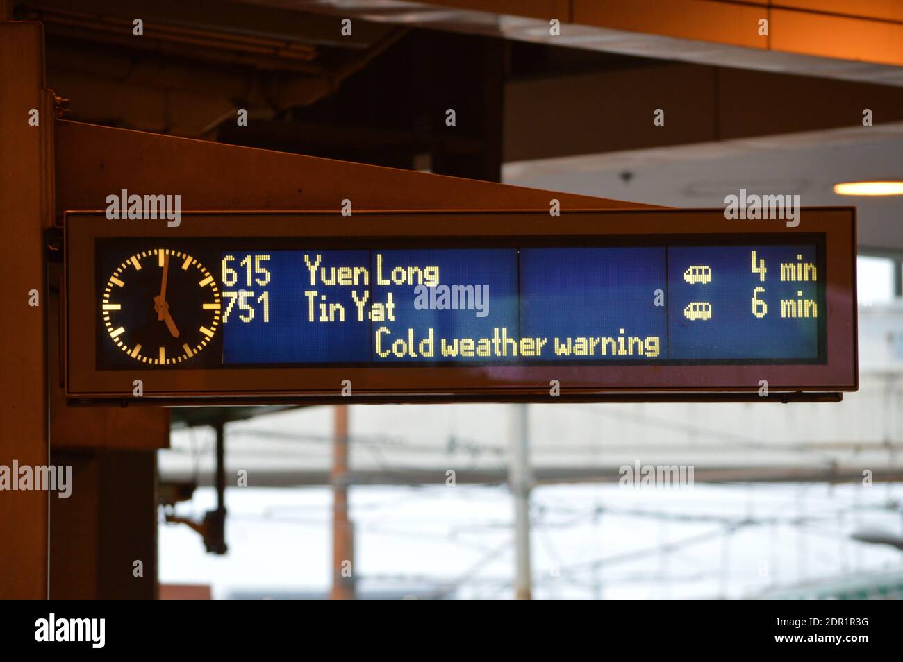 Prochain indicateur de train à la plate-forme de métro léger de Siu Hong Station, Hong Kong Banque D'Images