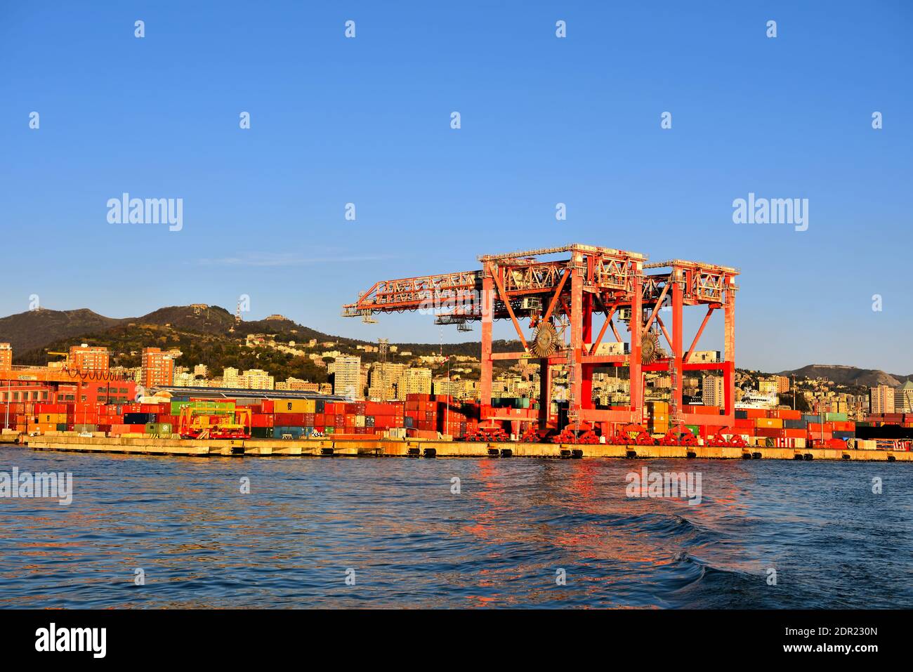 Grandes grues pour la manutention de conteneurs dans le terminal portuaire de Gênes Italie Banque D'Images