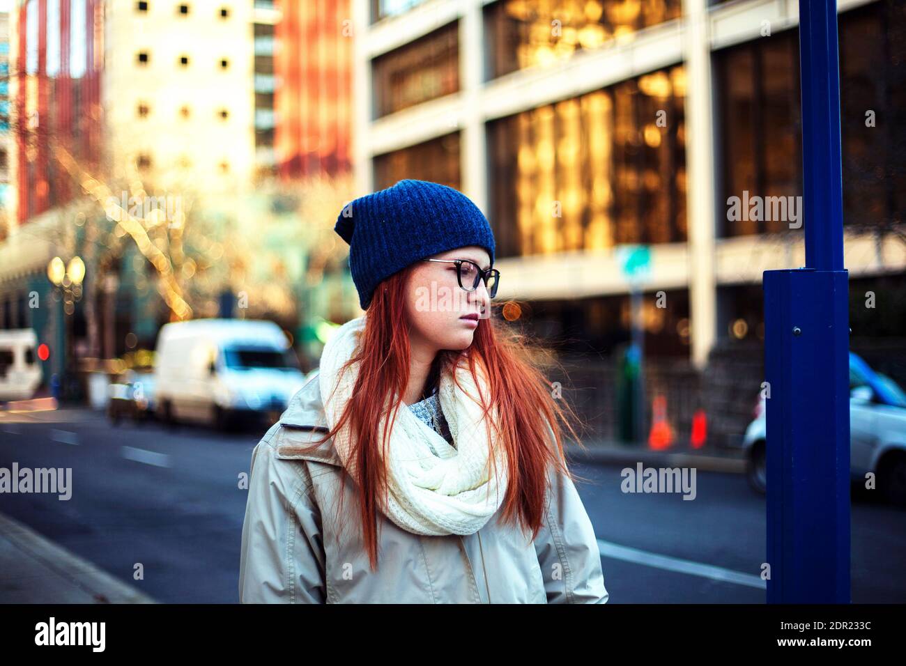 Femme attentionnés portant un bonnet en tricot en se tenant sur la rue en  ville Photo Stock - Alamy