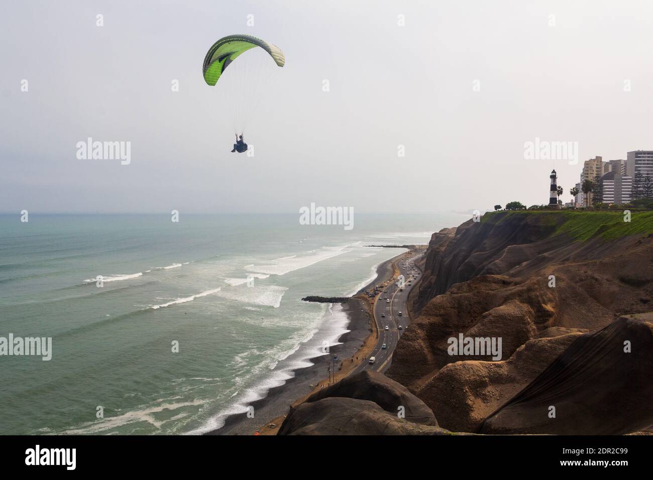 Lima, Pérou - 19 juin 2015 : les parapentes naviguent au-dessus de l'océan Pacifique au large des falaises de Miraflores près du phare de la Marina. Banque D'Images