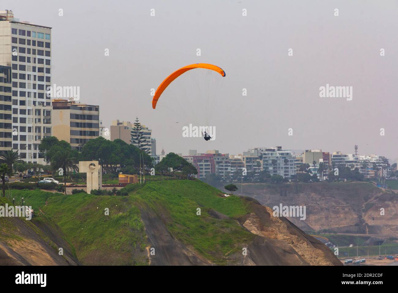 Lima, Pérou - 19 juin 2015 : les parapentes naviguent au-dessus de l'océan Pacifique au large des falaises de Miraflores. Banque D'Images